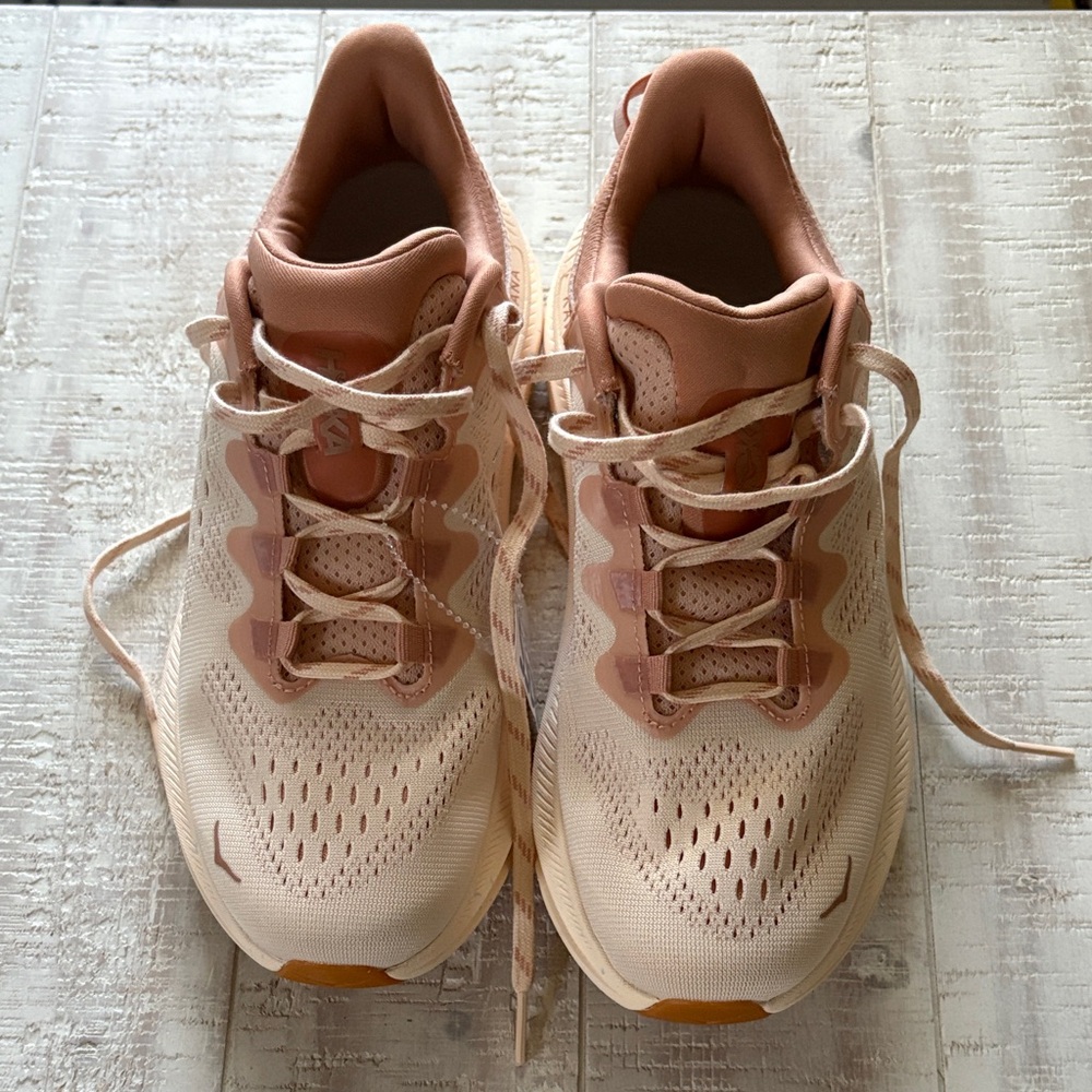 Hoka Kawana in Cream